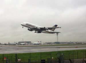 Singapore Airlines'a ait bir Airbus A380, Londra Heathrow Havalimanı'ndan kalkarken (2015)