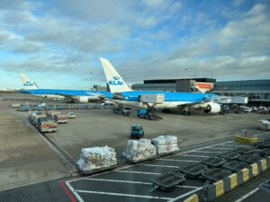 KLM - Boeing 787, Amsterdam Schiphol Havalimanı’nda görülüyor.