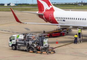 Bir Qantas uçağına, akaryakıt yükleniyor.